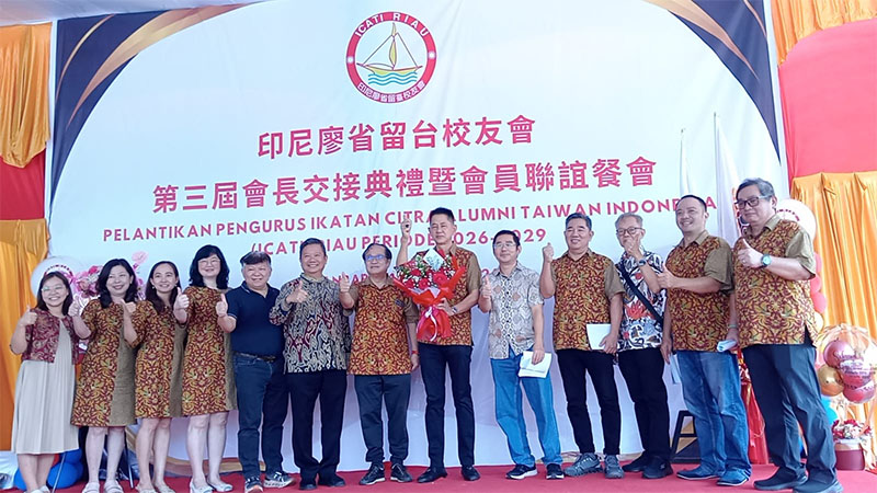 Ketua Icati Riau, Ali Suyanto didampingi Ketua Dewan Pembina Tomas Thajeb, Ketua Icati Pusat Hengky Lau dan Ketua Icati Riau 2022-2025, Iweni Juminaga foto bersama usai pelantikan pengurus ICATI Riau