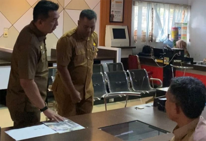 Sekda Kabupaten Inhu, Zulfahmi Adrian AP MSI (kiri) bersama Kepala DPMPTSP, Arif Sudariyono ST saat melihat absensi, Senin (12/1/2026).