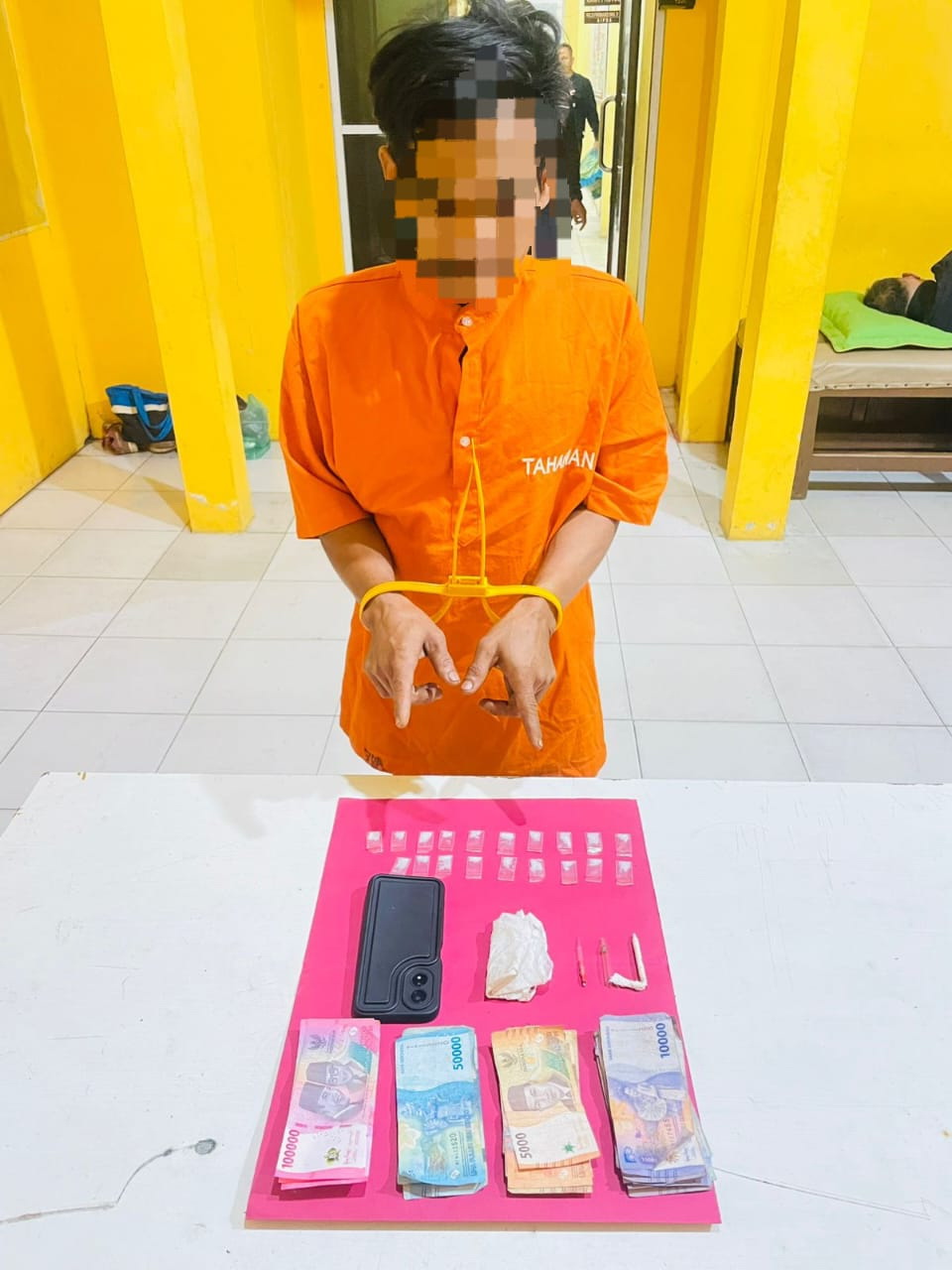 Seorang pria berinisial EY (36), warga Desa Kijang Jaya, Kecamatan Tapung Hilir, Kabupaten Kampar, diamankan polisi bersama barang bukti sabu pada Sabtu (10/1/2026) malam.