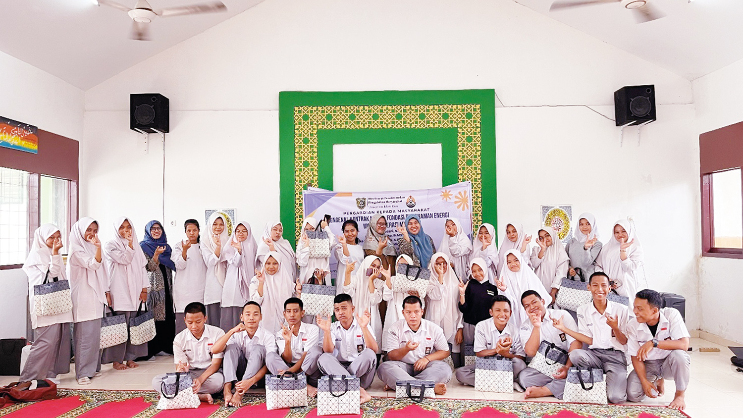 Tim pengabdian kepada masyarakat dosen UIR foto bersama siswa SMA Seri Rama Pekanbaru usai kegiatan, Senin (15/12/2025) lalu.