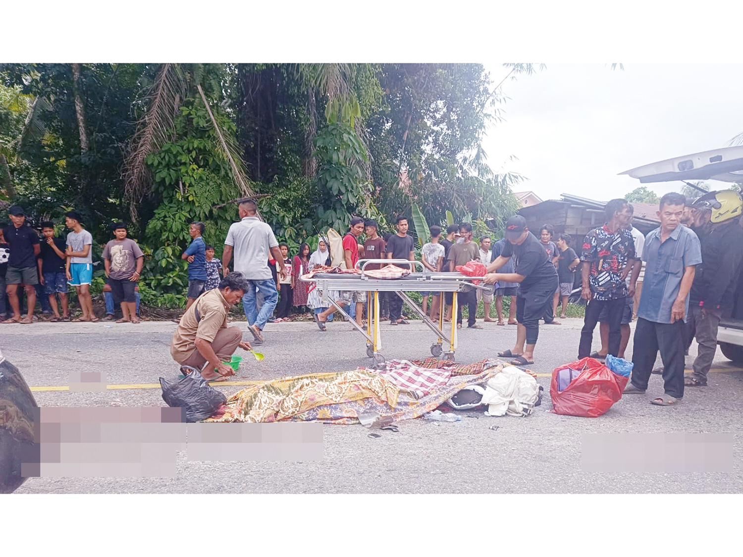 Dua saudara kandung Delmarc (18) dan Charina (20) meninggal dunia di tempat setelah sepeda motor yang mereka kendarai terlibat kecelakaan dengan truk di Jalan raya pekanbaru-bangkinang KM 36.