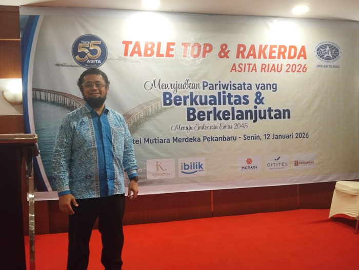 Ketua Umum DPD ASITA Riau, Dede Firmansyah saat menghadiri Table Top dan Rakerda Perkuat Kerja Sama Pariwisata Indonesia-Malaysia, pada Senin (12/1/2026), di Hotel Mutiara Merdeka Pekanbaru.