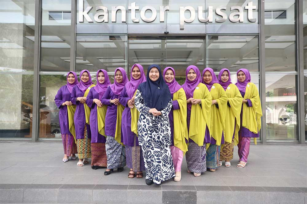Ketua DWP BRK Syariah, Ema Helwin Yunus. Para ibu-ibu dari DWP BRK Syariah tampak bersatu dan padu mengikuti tari zapin massal