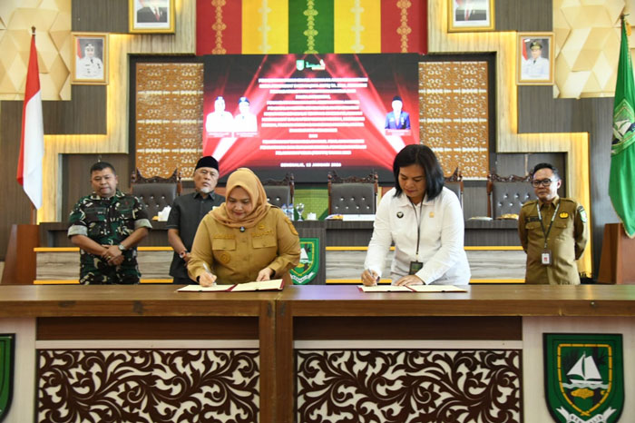 Bupati Bengkalis Kasmarni menandatangani Nota Kesepakatan (MoU) tentang Sinergi Pelayanan Masyarakat di Ruang Dang Merdu, Lantai IV Kantor Bupati Bengkalis, Senin (12/1/2026).