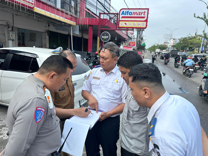 Pelaksana Tugas Kepala Dinas Perhubungan Kota Pekanbaru Masykur Tarmizi serta Sekretaris Dishub Sunarko saat mengecek langsung traffic light simpang Nangka-Paus, pada Senin (12/1/2026).