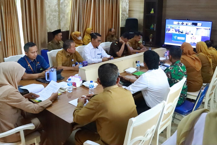 Wabup Inhil Yuliantini bersama instansi terkait dan OPD saat mengikuti Rakor Pengendalian Inflasi Daerah secara virtual di E-Bilik Diskominfopers Inhil, Senin (12/1/2026).