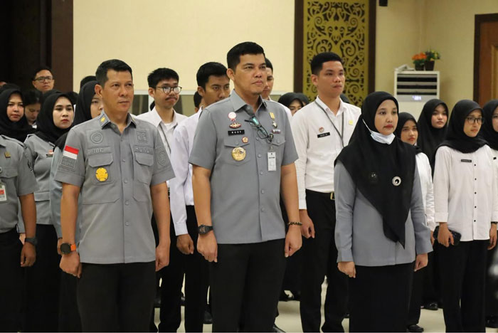 Kepala Kanwil Kemenkum Riau Rudy Hendra Pakpahan (depan dua dari kiri) bersama jajaran mengikuti Apel Bersama di Lingkungan Menko Kumham dan Imipas secara virtual pada Senin (12/1/2026),
