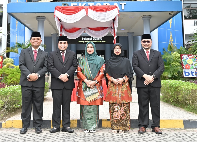 Rektor Unri Prof Dr Hj Sri Indarti SE MSi, Wakil Rektor Mexsasai Indra SH MH, Yuana Nurulita Ssi MSi PhD dan Prof Dr Hermandra MA foto bersama.