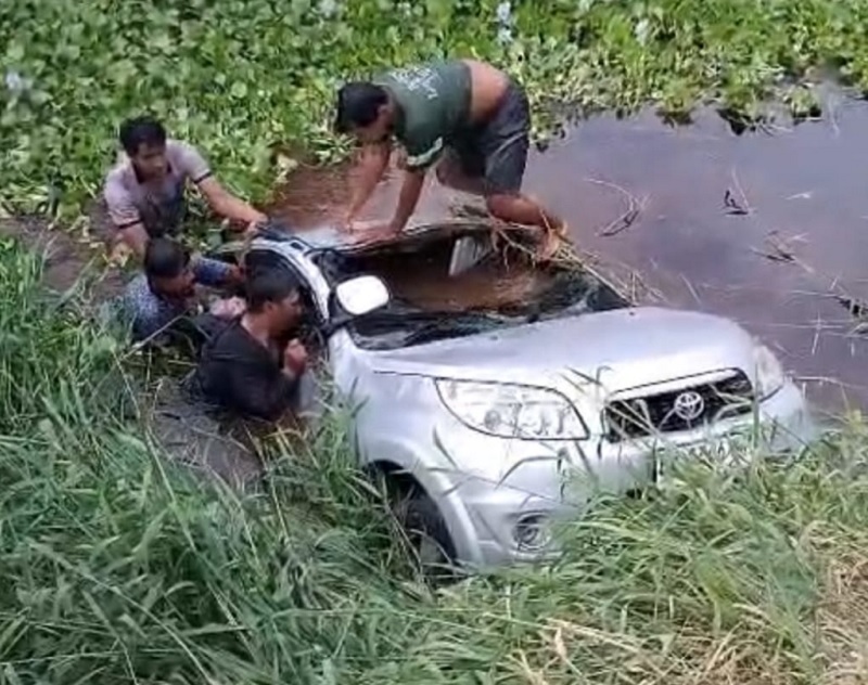 Personel Satlantas Polres Pelalawan bersama warga melakukan evakuasi penggemudi dan penumpang mobil yang mengalami kecelakaan tunggal di Jalan Koridor PT RAPP Kilometer 10.