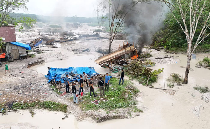 Petugas dari Kepolisian Daerah Riau saat memusnahkan rakit Peti di Kuantan Singingi, beberapa waktu lalu.