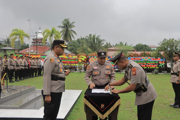Kapolres Kampar AKBP Boby Putra Ramadhan memimpin upacara serah terima jabatan (sertijab) Kapolsek Perhentian Raja di Lapangan Apel Mapolres Kampar, Senin (12/1/2026).