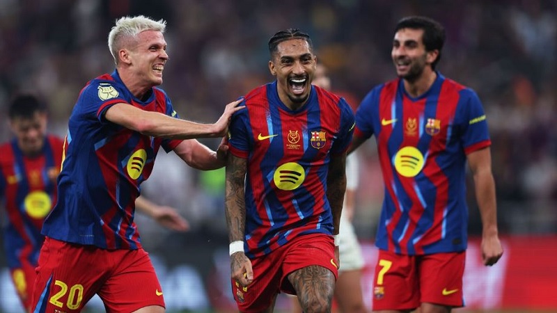 Raphinha (tengah) mencetak gol penentu kemenangan untuk Barcelona di final Supercopa melawan Real Madrid.