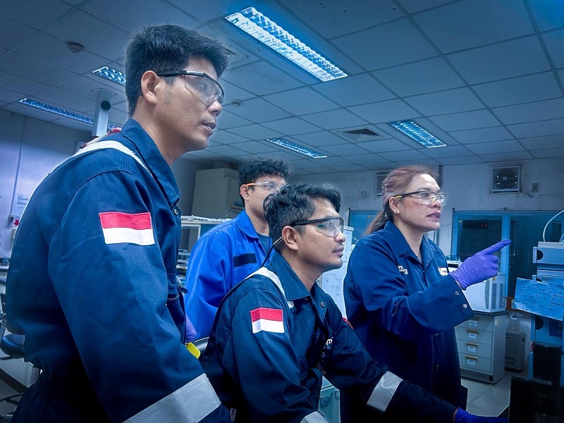 Di balik hasil yang akurat, ada diskusi, fokus, dan kerja tim. (Dari kiri ke kanan), Ringgo Panjaitan, Hamdhan Fathoni, Ryan Wiratama, dan Ester Tio Minar E. Silalahi menyatukan k