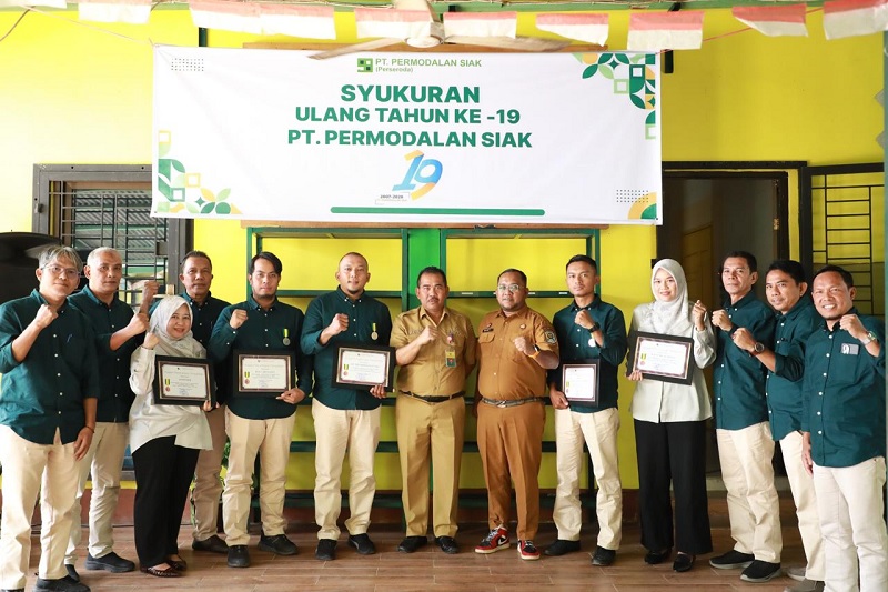 Sekda Siak Mahadar (tujuh kanan), dan Dirut PT Persi Muhammad Nasir (tiga kanan), Direktur Operasional Wan Zainuri (dua kanan) foto bersama karyawan peraih penghargaan sempena HUT ke-19 PT Persi, di K