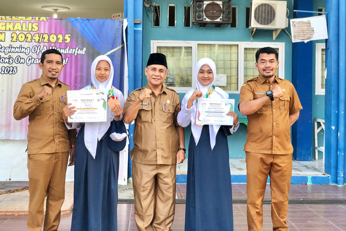 Dua siswa SMPN 1 Bengkalis yang meraih prestasi di Kejurprov Riau mendapatkan apresiasi dari SMPN 1 Bengkalis, Senin (12/1/2026).