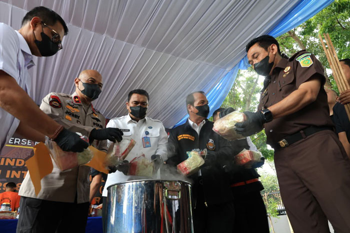 Wakapolda Riau Brigjen Pol Jossy saat memimpin pemusnahan barang bukti narkoba jenis sabu, Senin (12/1/2026).