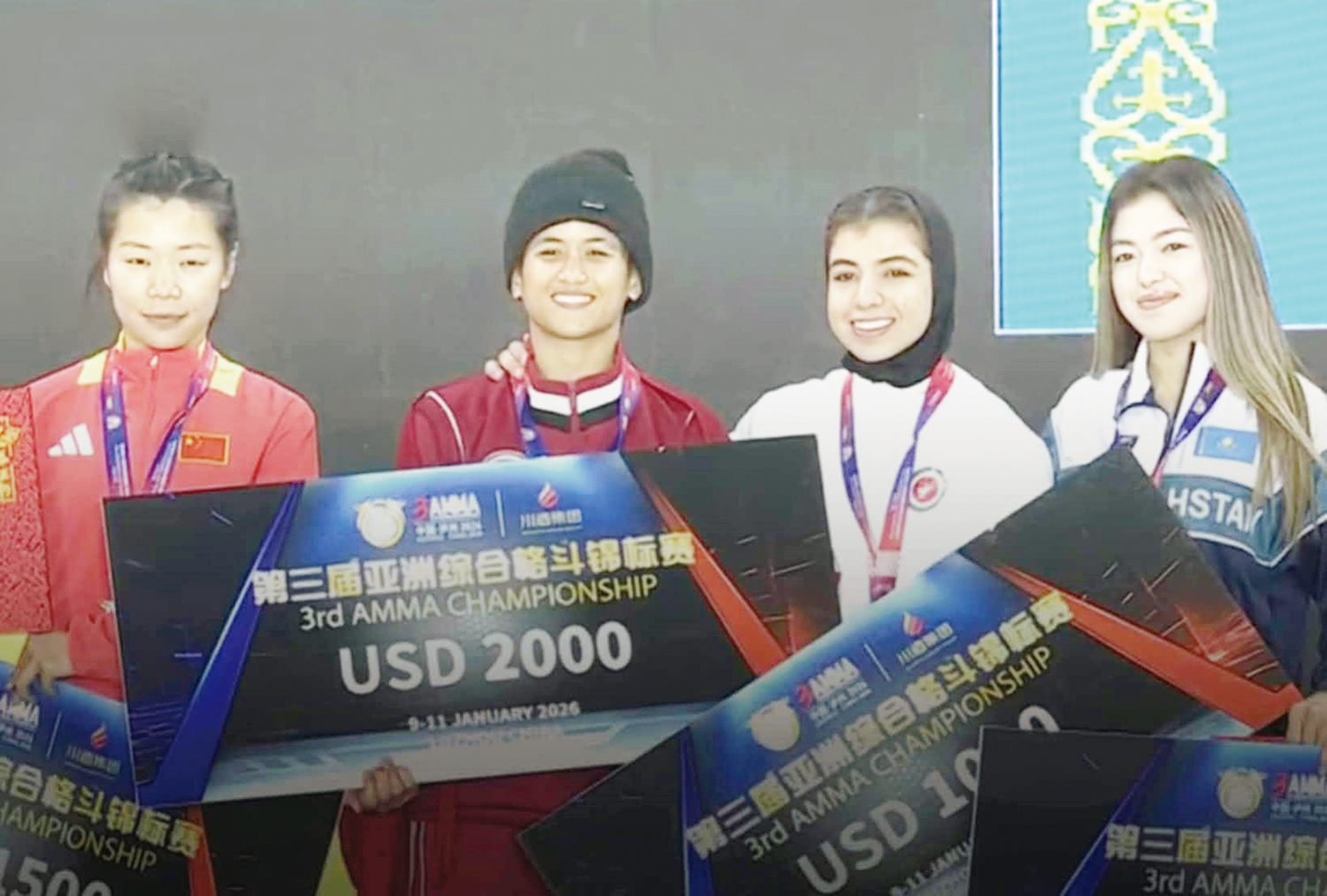 Atlet MMA Riau Delvi Nurfadilah (dua kiri) foto bersama usai penyerahan medali dan hadiah 3rd Asian MMA Championship 2026 di Luzhou, Cina, Ahad (11/1/2026).