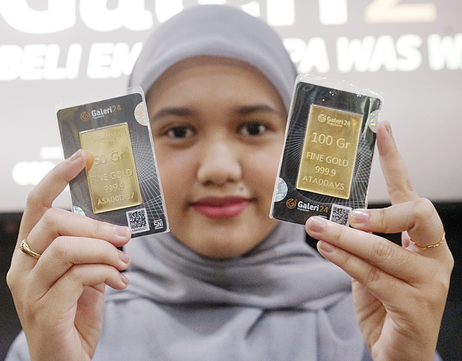 Seorang karyawan memperlihatkan emas batangan yang dijual di Galeri24 Jalan Sudirman, Pekanbaru, Senin (12/1/2025).