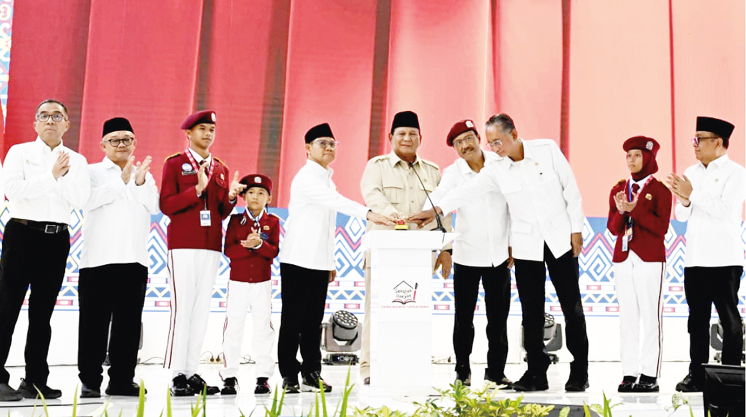 Presiden Prabowo Subianto menekan tombol saat meresmikan 166 Sekolah Rakyat di seluruh Indonesia di Balai Besar Pendidikan Pelatihan Kesejahteraan Sosial, Kota Banjarbaru, Provinsi Kalimantan Selatan, Senin (12/1/2026).