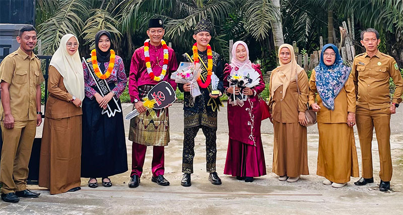 Bujang Kecik Kuansing 2026, Rafa AF disambut kalangan majelis guru SMAN 1 Sentajo Raya, Selasa (13/1/2026) usai pawai.