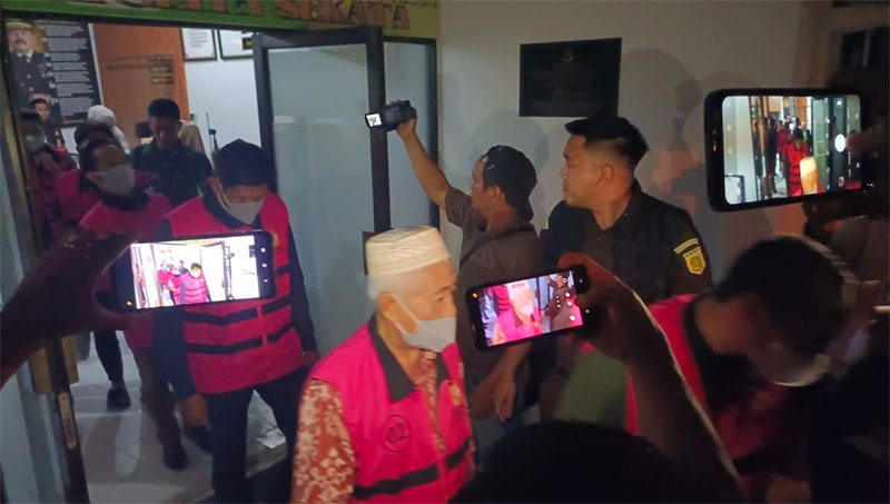 Tersangka kasus dugaan pupuk subsidi di Pelalawan digiring ke mobil tahanan menuju Rutan Pekanbaru setelah menjalani pemeriksaan di Kejari Pelalawan, Selasa (13/1/2026) malam.