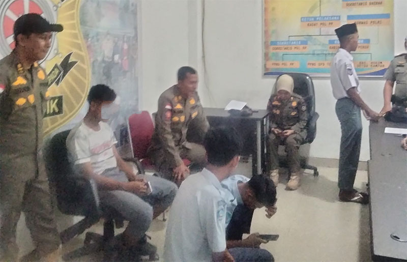 Empat siswa SMA terjaring patroli Satpol PP Kabupaten saat bolos sekolah pada jam belajar di Bangkinang Kota, Selasa (13/1/2026).