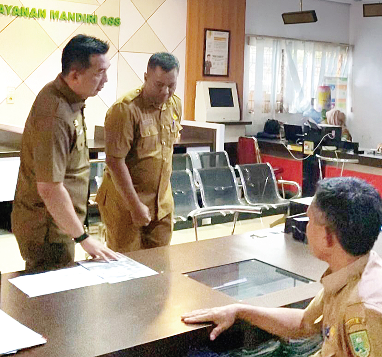 Sekda Kabupaten Inhu, Zulfahmi Adrian AP MSi (kiri) didampingi Kepala DPMPTSP, Arif Sudariyono ST melihat absensi pada pelaksanaan Sidak, Senin (12/1/2026).