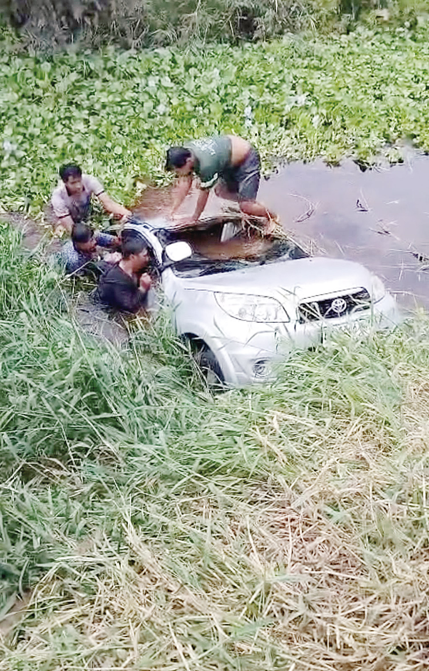 Personel Satlantas Polres Pelalawan bersama warga melakukan evakuasi pegemudi dan penumpang mobil yang mengalami kecelakaan tunggal di Jalan Koridor PT Riau Andalan Pulp and Paper, KM 10.