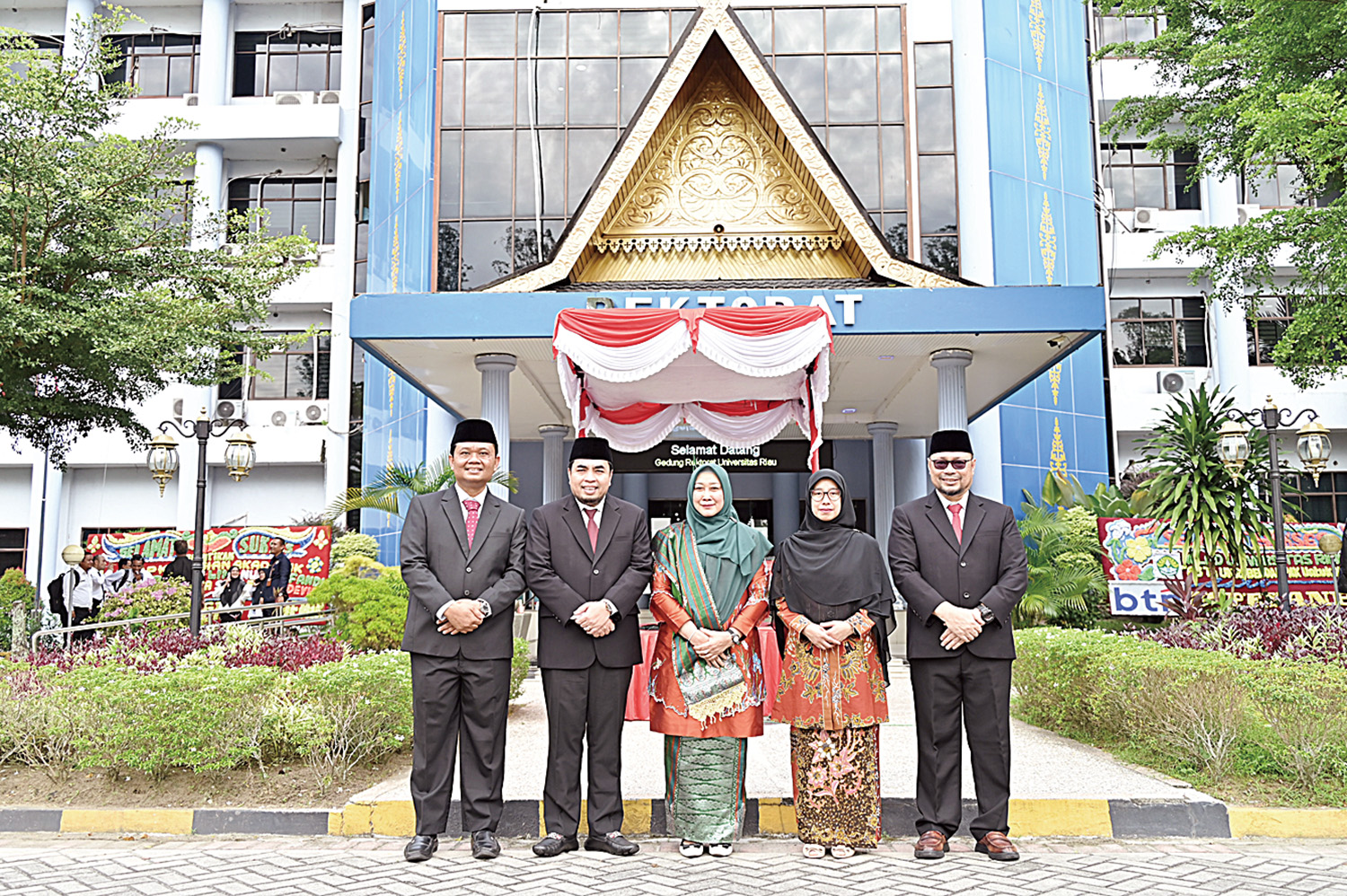 Rektor Unri Prof Dr Hj Sri Indarti SE MSi, Wakil Rektor Bidang Akademik Dr Mexsasai Indra SH MH, Wakil Rektor Bidang Umum dan Keuangan Yuana Nurulita SSi MSi Ph Wakil Rektor Bidang Kemahasiswaan.