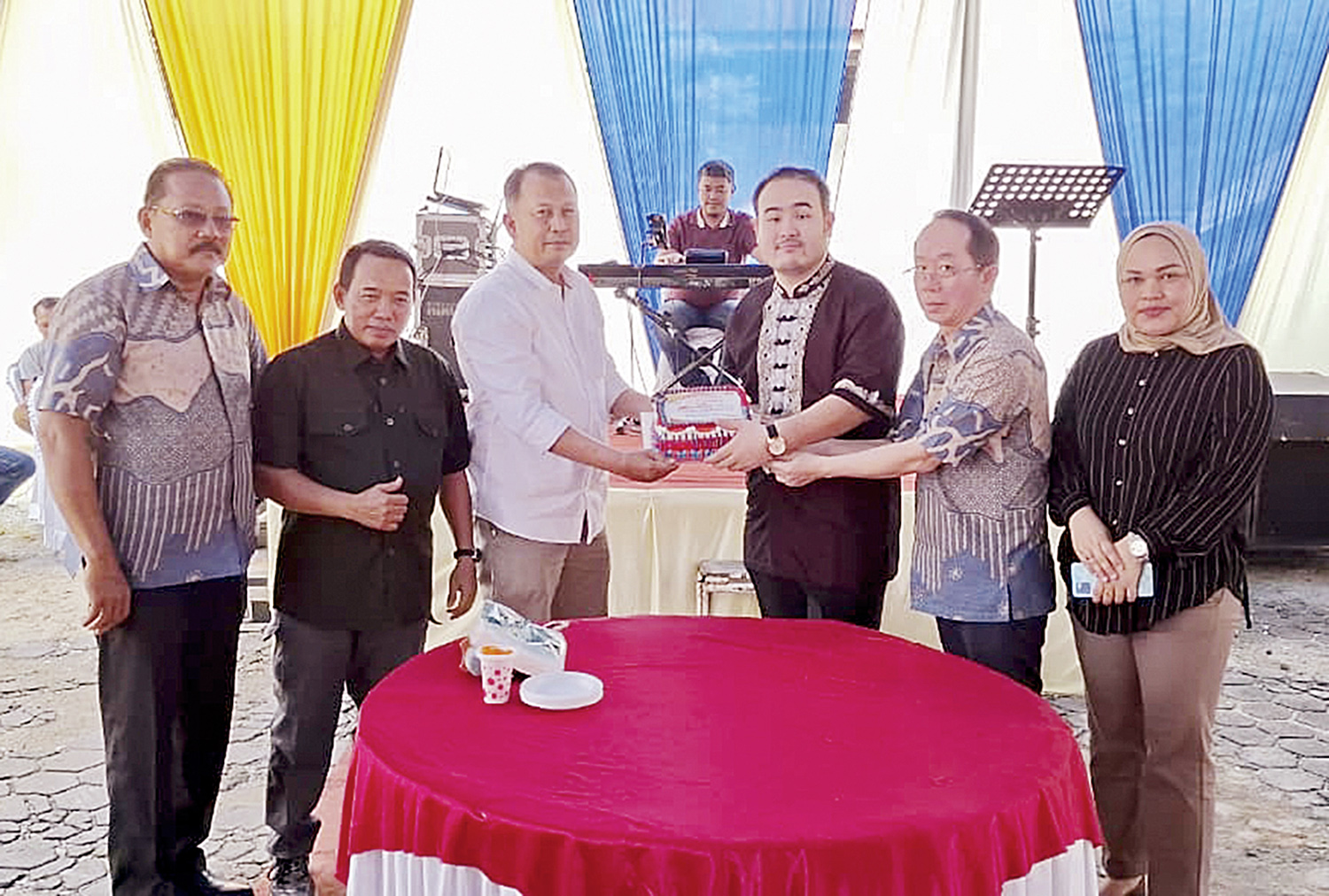 Penanggung Jawab Iklan Riau Pos Tengku Rasmin (tiga kiri) didamping Staf Iklan Riau Dewi Akhyar (kanan) menyerahkan kue tar saat ulang tahun ke-23 Metro Plaza Pasar Swalayan.