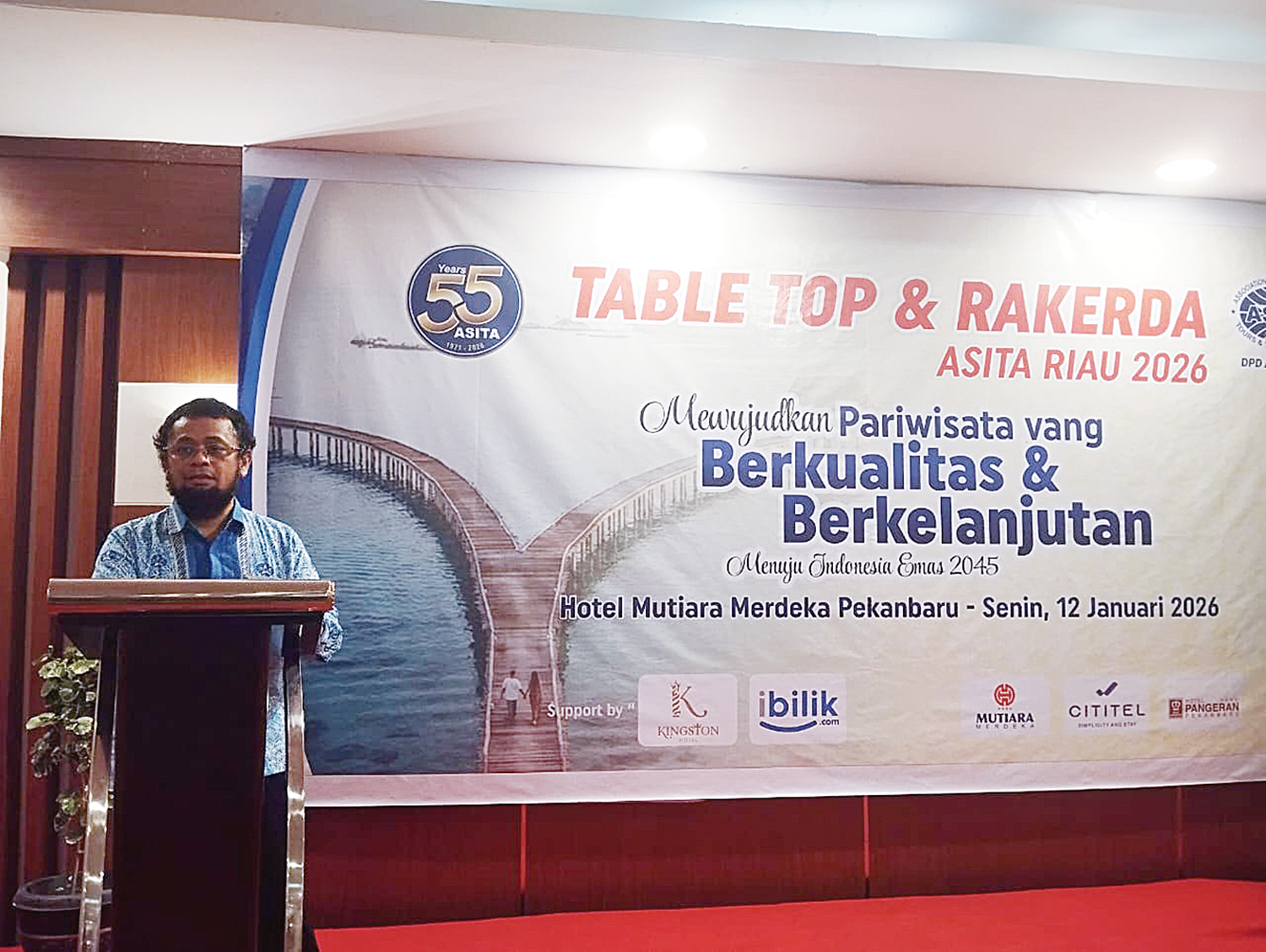 Ketua Umum DPD ASITA Riau Dede Firmansyah menyampaikan sambutan ketika menghadiri acara Table Top dan Rakerda Perkuat Kerja Sama Pariwisata Indonesia-Malaysia.