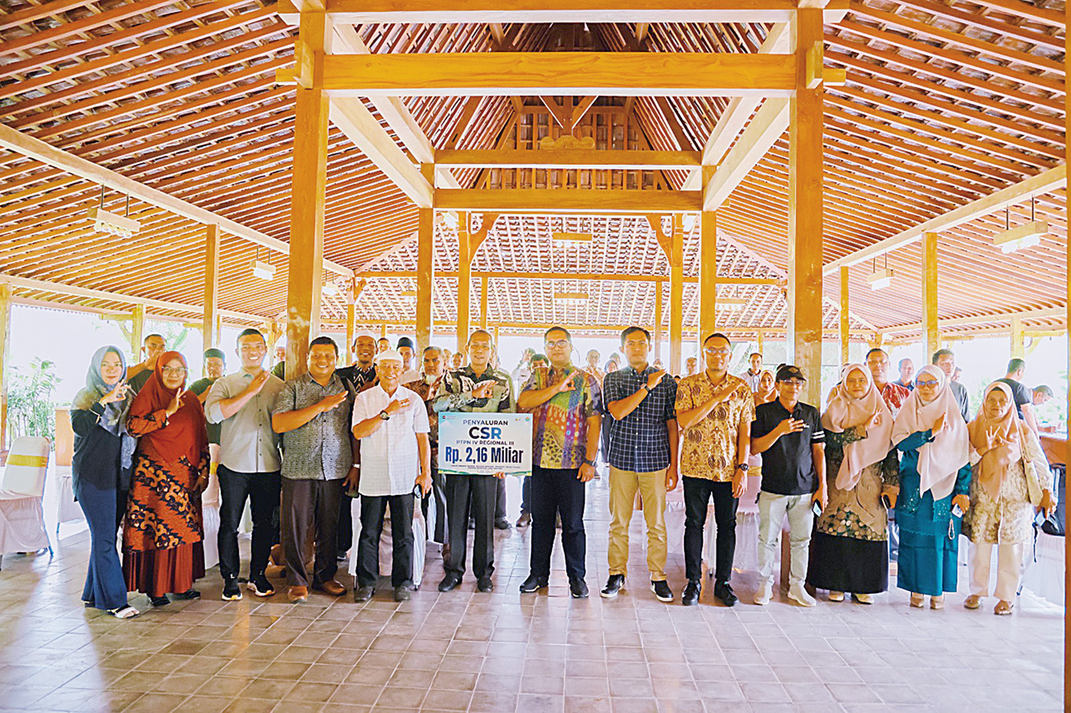 Manajemen PTPN IV Regional III foto bersama dengan pelaku UMKM, beberapa waktu lalu.