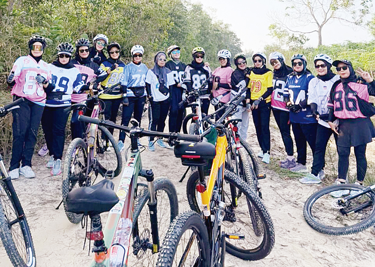 Komunitas sepeda ibu-ibu yang tergabung dalam Lasak Cycling Club Duri foto bersama usai menggelar gowes, beberapa waktu lalu.