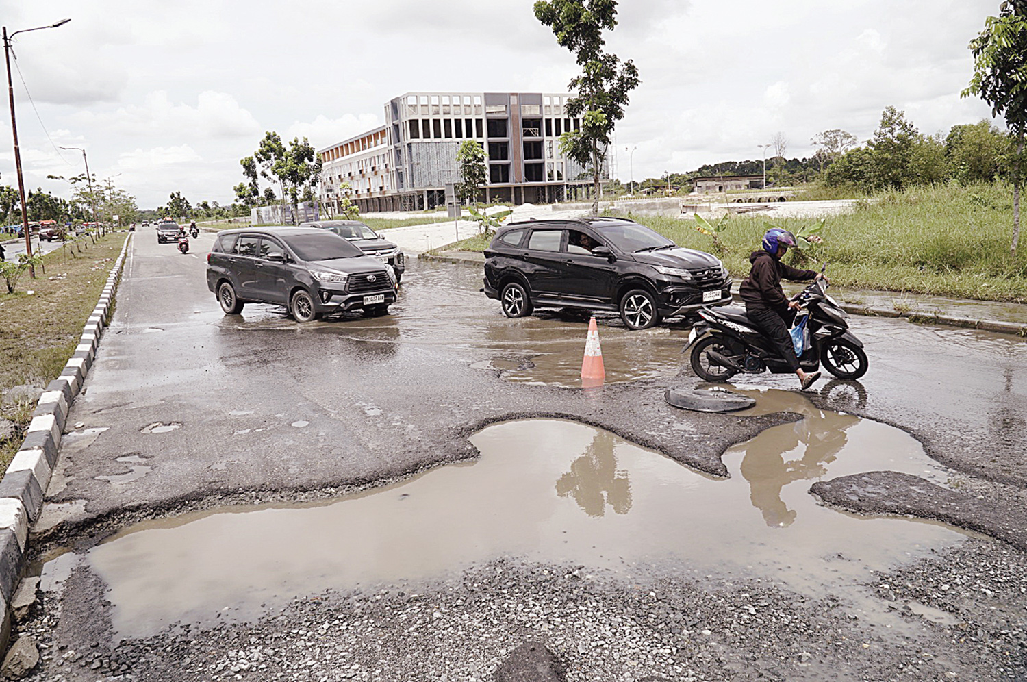 Kondisi badan Jalan Sudirman ujung Pekanbaru yang merupakan akses ke Jembatan Sultan Abdul Jalil Alamuddin Syah atau Jembatan Siak IV yang merupakan kewenangan provinsi mengalami kerusakan parah.