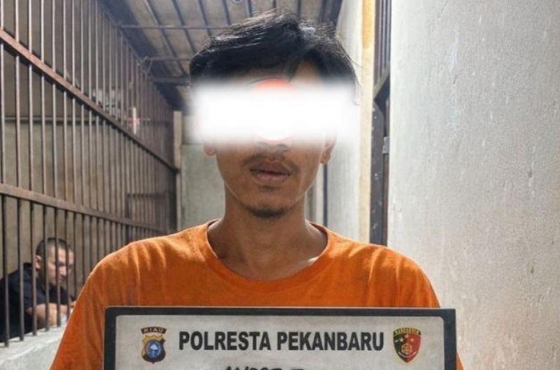 Tersangka curas saat diamankanTim Resmob Jembalang Polresta Pekanbaru.