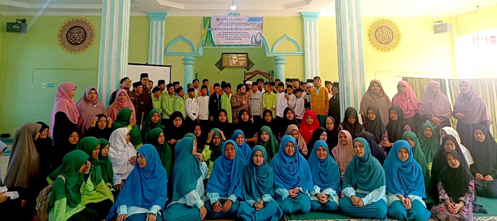 Tim Pengabdian Prodi PBA UIR foto bersama para pengasuh pondok dan santri Pondok Pesantren  Tahfizh Mu&rsquo;allimin Muhammadiyah Sawah Sangka dan Pakan Sinayan Bukit Tinggi.