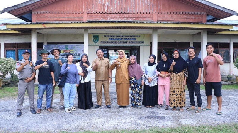 Masyarakat Desa Batu Ampar mendatangi kantor Camat Kemuning untuk mendesak transparansi investigasi dari ledakan pipa gas PT TGI, Senin (12/1/2026).