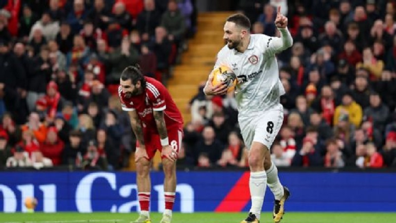 Kesalahan backheel Dominik Szoboslai di area penalti sendiri dimanfaatkan oleh Adam Phillips untuk membobol gawang Liverpool.