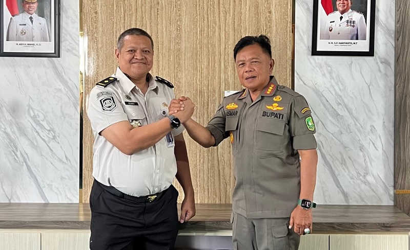 Kepala Kantor Imigrasi Kelas II TPI Selatpanjang Dendi Surya Agung Nugraha bersilaturahmi dengan Bupati Kepulauan Meranti AKBP (Purn) H Asmar di Kantor Bupati Kepulauan Meranti, Selasa (13/1/2026)