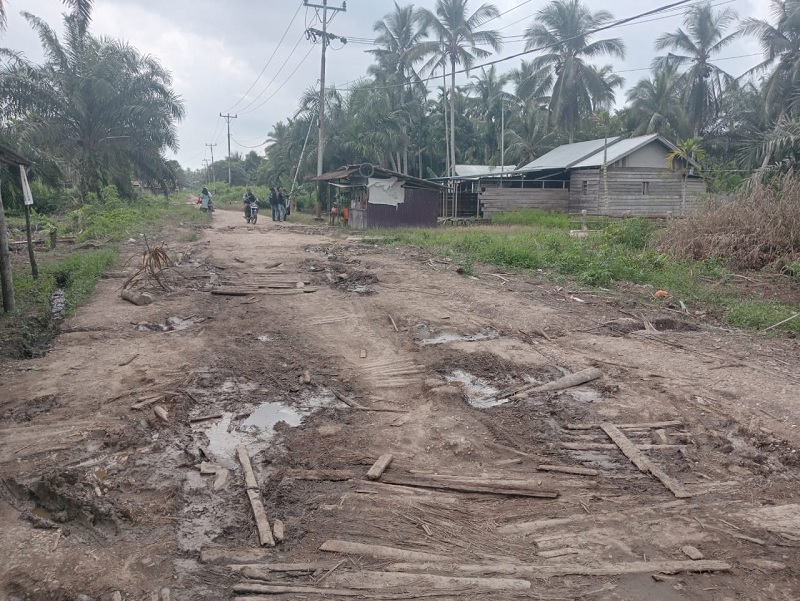 Tampak akses jalan di Kelurahan Sungai Empat Kecamatan Gaung Anak Serka menuju ibu kota Kabupaten inhil rusak parah, Selasa (13/1/2026).