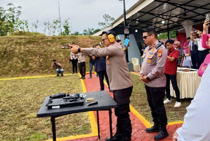 Kapolres Bengkalis AKBP Budi Setiawan melakukan latihan menembak di lapangan Tembak Candi Baru Shooting Range, di area Mapolsek Mandau, Selasa (13/1/2026).
