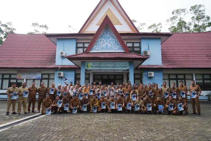 Kadis Kominfo Kuansing H Doni Aprialdi SH MH dan jajaran foto bersama dengan 58 orang PPPK Kuansing yang di tugaskan di Dinas Kominfo Kuansing, Selasa (13/1/2026).