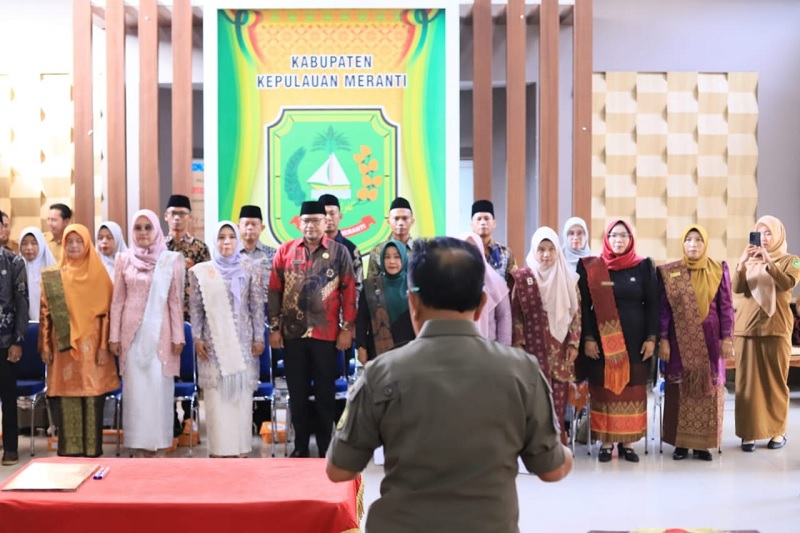 18 kepala sekolah jenjang TK, SD, dan SMP oleh Bupati Kepulauan Meranti, AKBP (Purn) H Asmar di Aula Kantor Bupati, Jalan Dorak, Selatpanjang, Selasa (13/1/2026) .