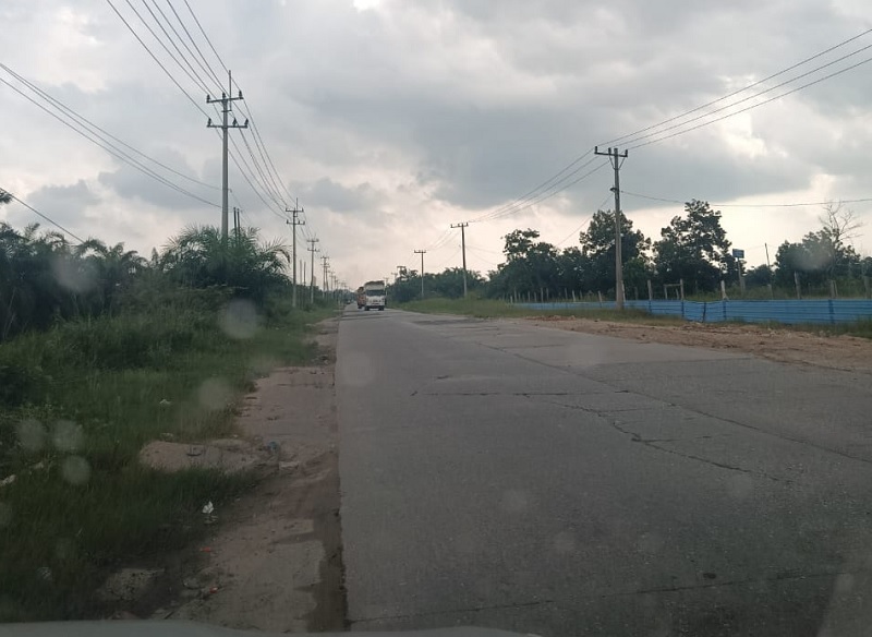 Kondisi Jalintim KM 83 Desa Kemang Kecamatan Pangkalan Kuras masih bebas banjir meski evelasi air sungai Kampar naik 2 centimeter, Selasa (13/1/2026).