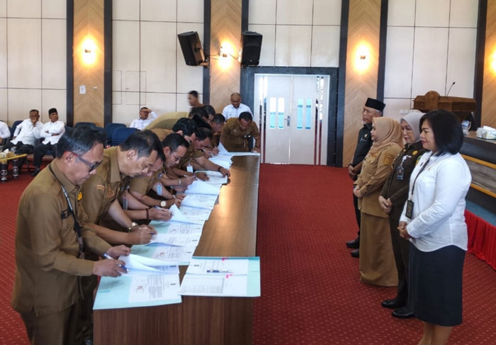 Sekda Bengkalis Ersan Saputra bersama kepala OPD di lingkungan Pemkab Bengkalis menandatangani  pakta integritas sebelum penyerahan DPA SKPD di aula lantai 4 Kantor Bupati, Senin (12/1/2026).