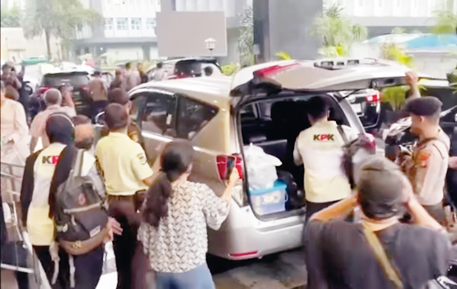 KPK membawa barang bukti ke mobil usai menggeledah Kantor Pusat Direktorat Jenderal Pajak Kementerian Keuangan di Jakarta Selatan, Selasa (13/1/2026).