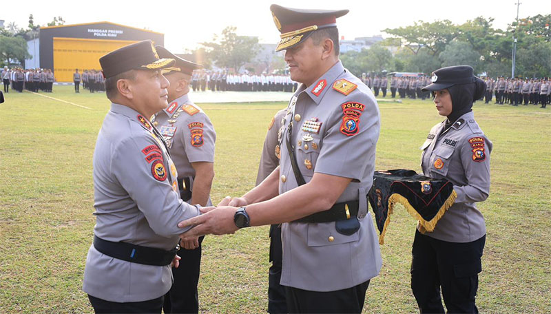 Kapolda Riau Irjen Pol Herry Heryawan saat bersalaman dengan Brigjen Pol Hengki Haryadi usai sertijab.