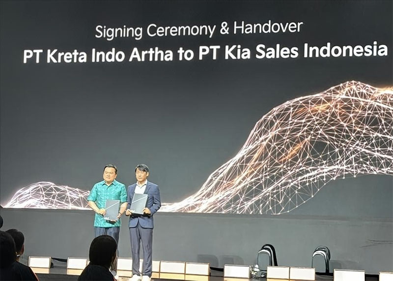 Manajemen Kia Indonesia pada handover & signing ceremony yang dilaksanakan di Fairmont Hotel Jakarta, Rabu (14/1/2026).