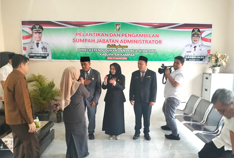 Wabup Misharti melantik dan mengambil sumpah jabatan Sekretaris Disdukcapil Kabupaten Kampar serta dua Kepala Bidang, Rabu (14/1/2026).