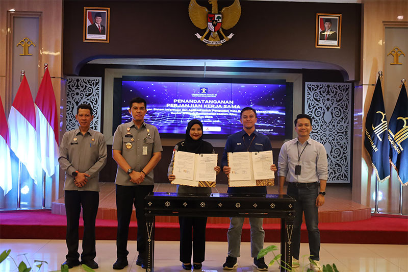 Kepala Divisi P3H Yeni Nel Ikhwan dan Ketua Jurusan Teknologi Informasi PCR Satria Perdana Arifin didampingi Kakanwil Kemenkum Riau Rudy Hendra Pakpahan menunjukkan beriga acara.